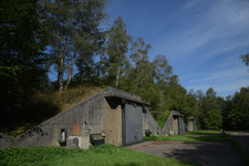 852035 Gezicht op de munitiebunkers van het voormalige munitiedepot van de NAVO op het terrein van de vliegbasis Soesterberg.